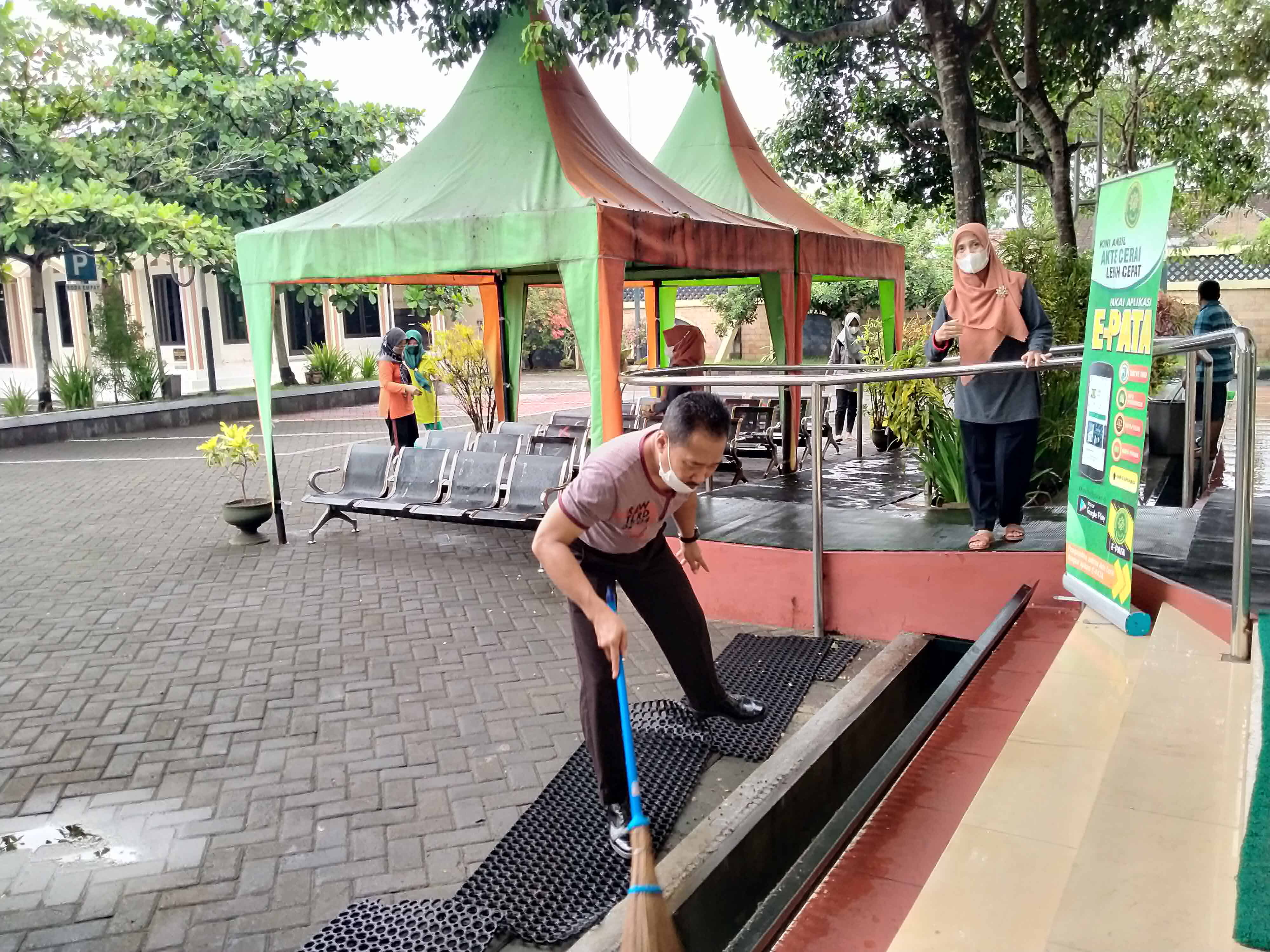 12 11 kerja bakti 1