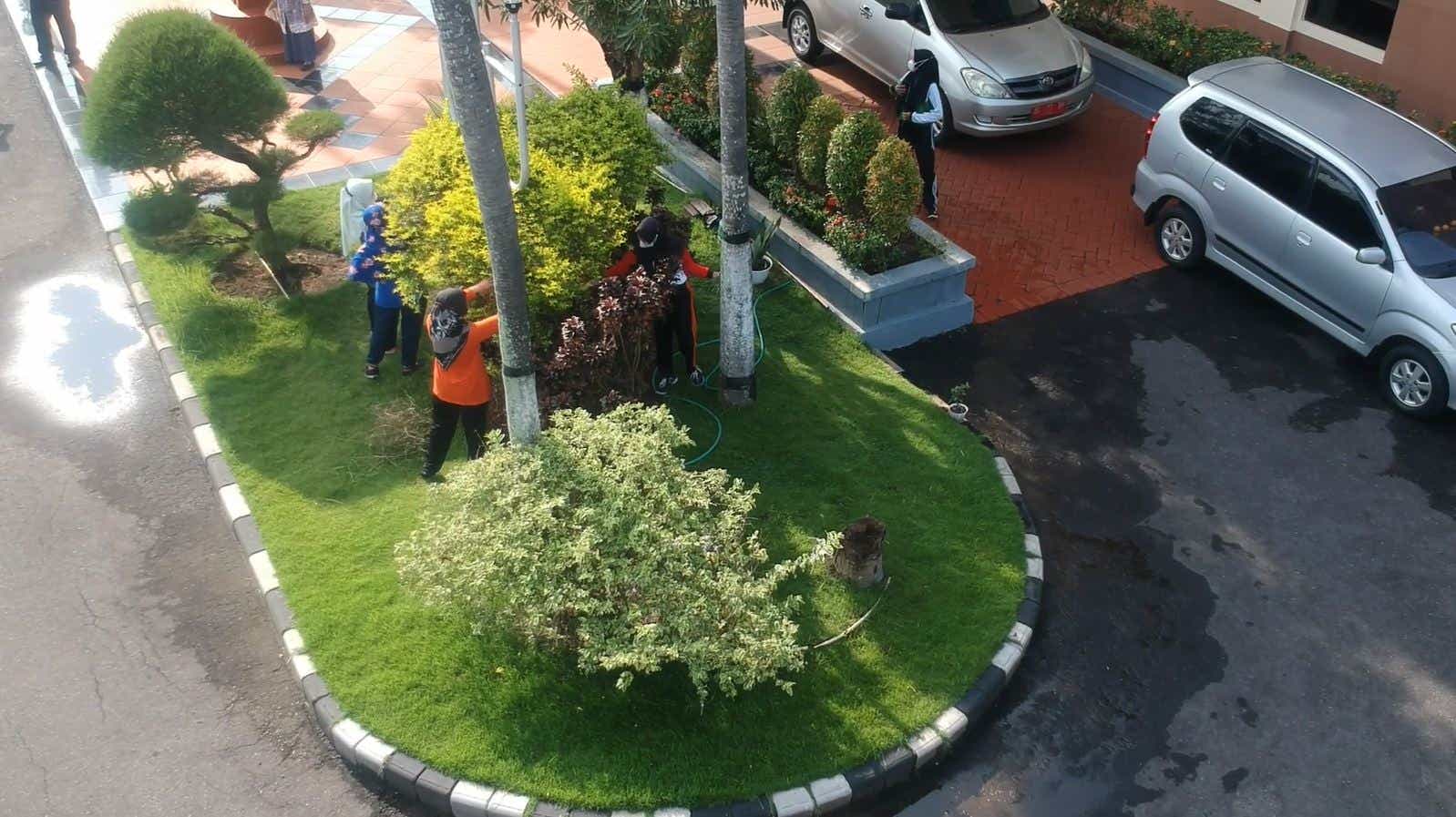 kerja bakti halaman gedung 16